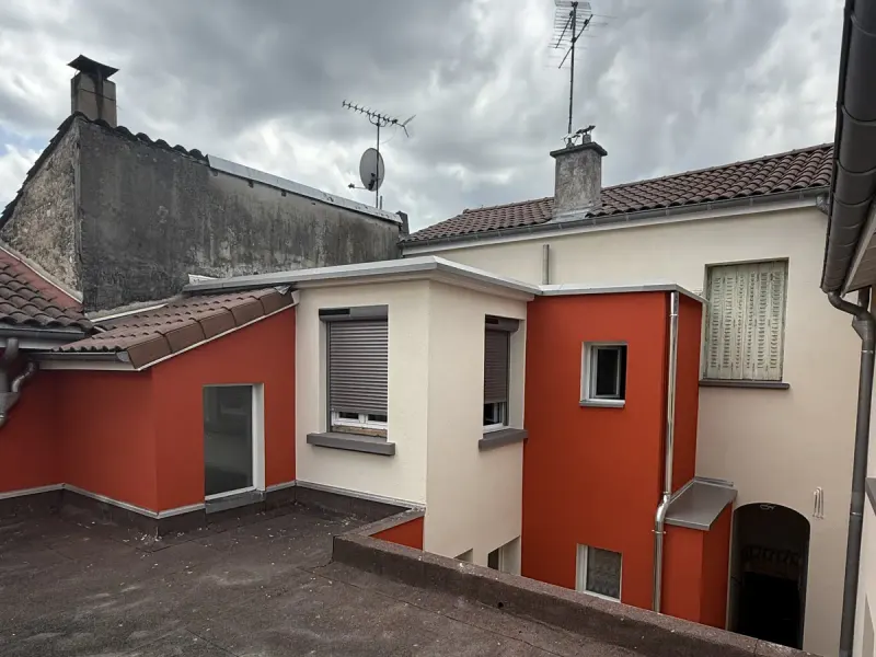 La même cour après peinture blanche et rouge brique par NFR