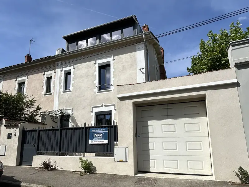 La même maison après ravalement, enduit clair, encadrements et garage repris