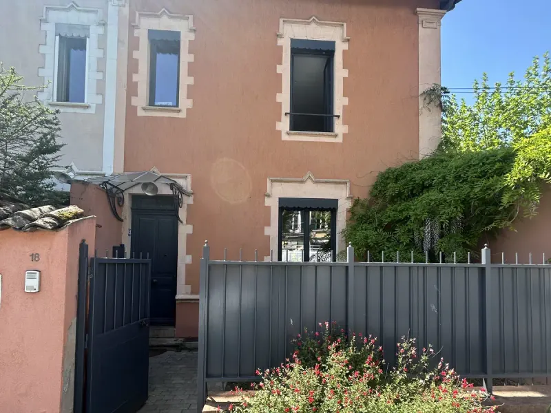 Maison de ville avant ravalement, enduit rose fatigué
