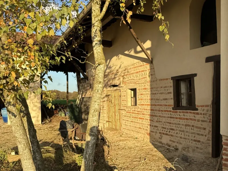 La même grange après enduit refait sur le mur en pisé d'origine