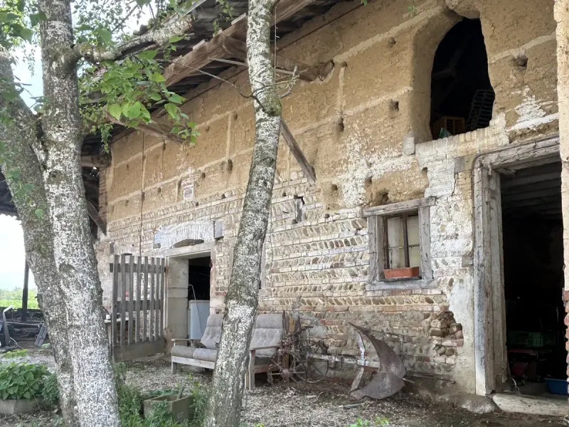 Grange en pisé avant travaux, enduit parti par plaques