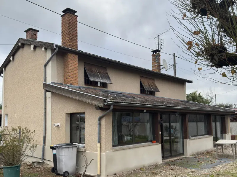 La même maison ravalée, enduit clair et menuiseries conservées