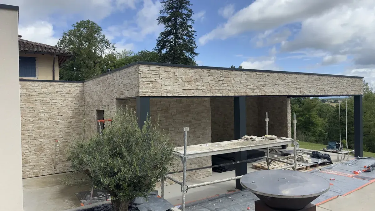 Façade habillée d'un parement en pierre naturelle, chantier NFR