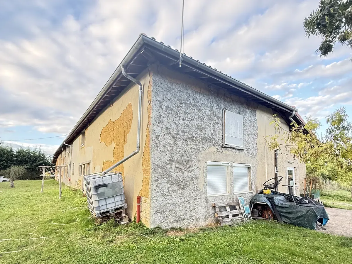 Ferme en pisé, ancien enduit décollé par plaques, pisé apparent