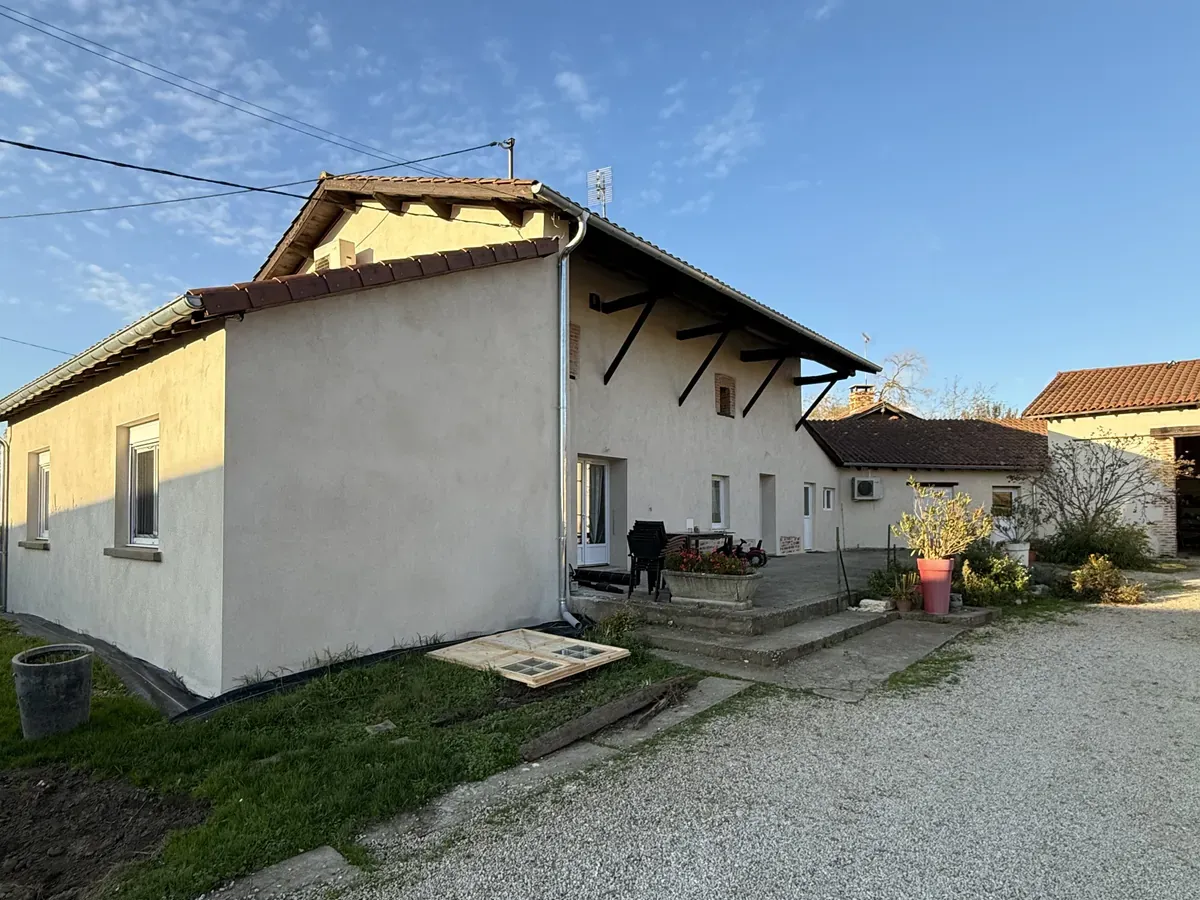 Maison en pisé rénovée par NFR, enduit neuf sur mur en terre crue