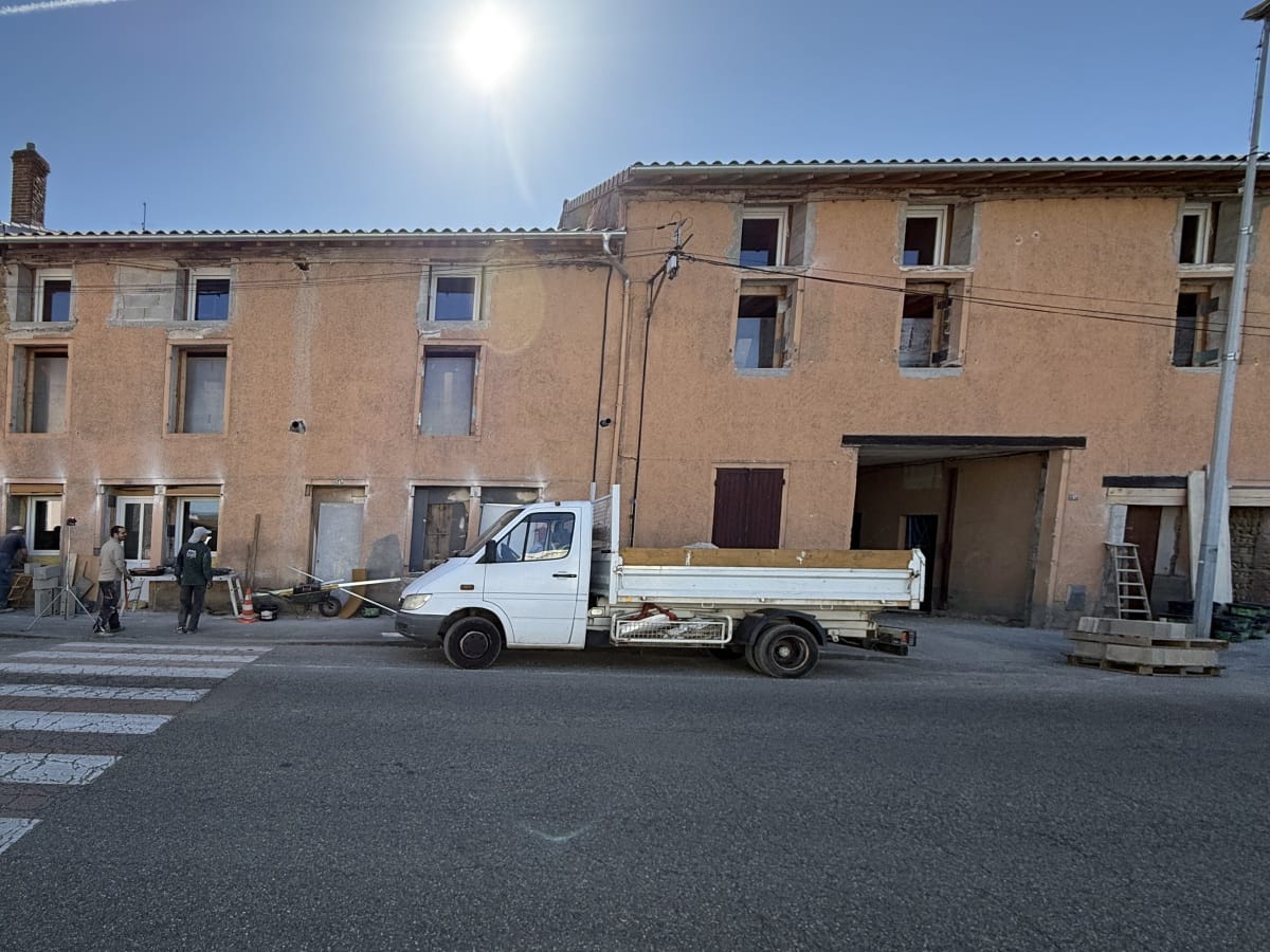Immeuble à Bourg-en-Bresse avant isolation par l'extérieur : enduit dégradé et murs non isolés