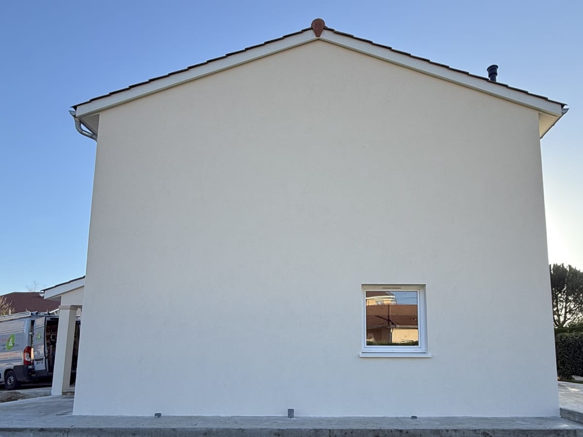 Le même pignon ravalé par NFR, enduit neuf et façade nette