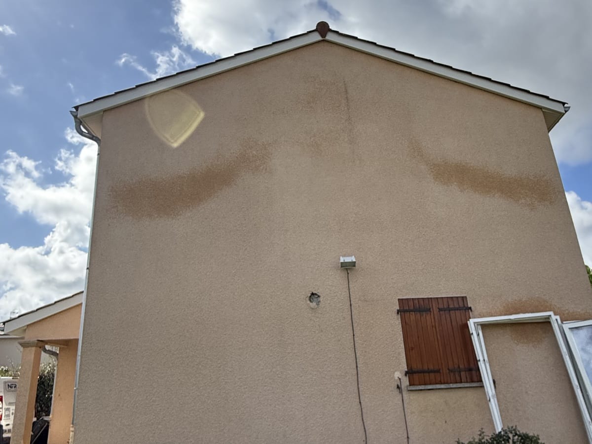 Pignon taché et enduit terni avant ravalement, maison à Ceyzériat