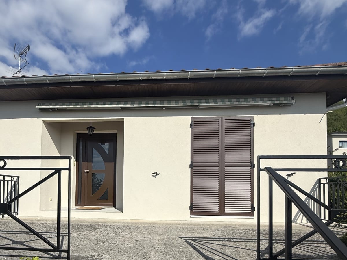 La même façade ravalée par NFR, enduit clair et propre
